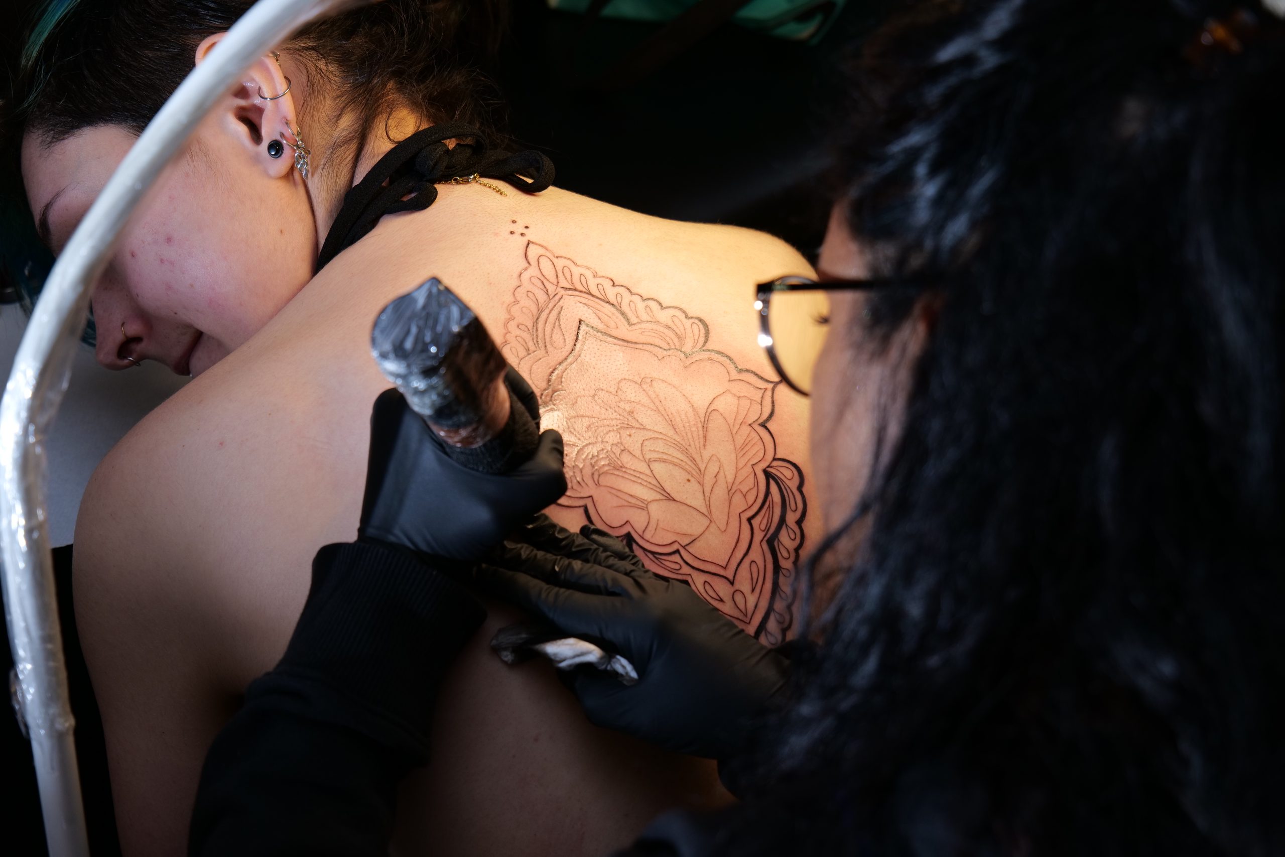 Mémé Kahn tatoueuse sur Villefranche